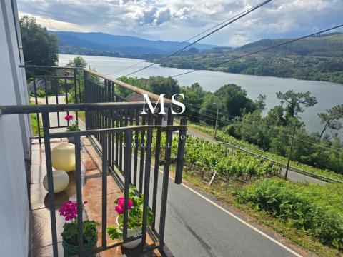 Casa  piedra con vistas privilegiadas al río Miño, en corazón vitivinícola de Castrelo de Miño