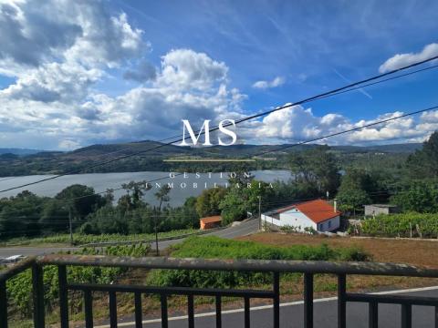 Casa  piedra con vistas privilegiadas al río Miño, en corazón vitivinícola de Castrelo de Miño
