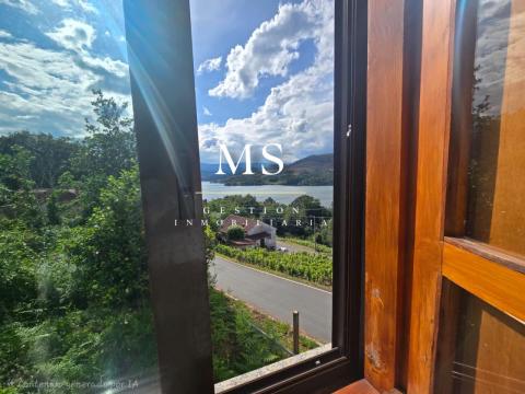 Casa  piedra con vistas privilegiadas al río Miño, en corazón vitivinícola de Castrelo de Miño