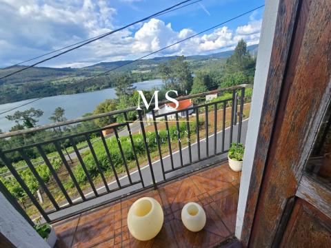 Casa  piedra con vistas privilegiadas al río Miño, en corazón vitivinícola de Castrelo de Miño