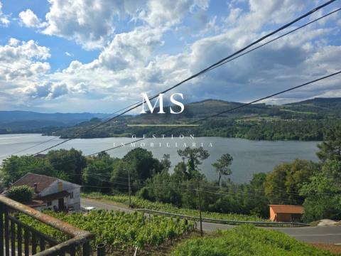 Casa  piedra con vistas privilegiadas al río Miño, en corazón vitivinícola de Castrelo de Miño