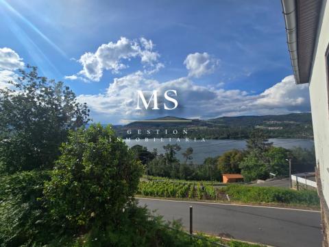 Casa  piedra con vistas privilegiadas al río Miño, en corazón vitivinícola de Castrelo de Miño