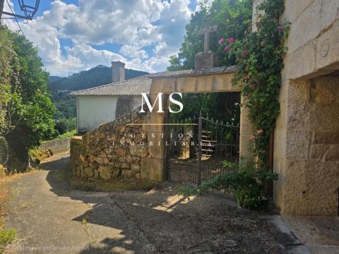 Casa de piedra de 1960 para rehabilitar en la Zona de Ribadavia, con patio y singular entrada de cantería.