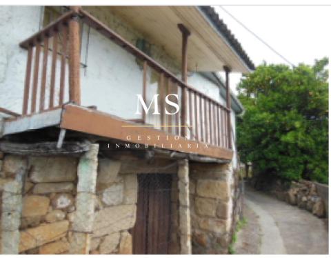 Casa de piedra de 1960 para rehabilitar en la Zona de Ribadavia, con patio y singular entrada de cantería.