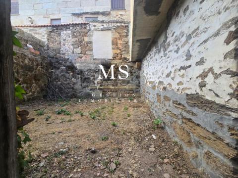Casa de piedra de 1960 para rehabilitar en la Zona de Ribadavia, con patio y singular entrada de cantería.