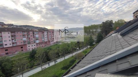 Alquiler piso tipo duplex con terraza en Aviles de Taramancos. Ourense.