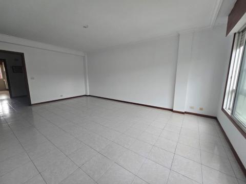 Amplio piso exterior con garaje y trastero en pleno centro de Ponteareas.